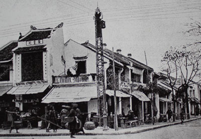 Hình ảnh quen thuộc tại phố Hàng Bông.