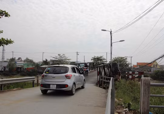 Cầu Rạch Tôm thuộc địa bàn xã Nhơn Đức, cũng có tải trọng tối đa 3,5 tấn và lượng phương tiện lưu thông qua đây mỗi ngày rất cao