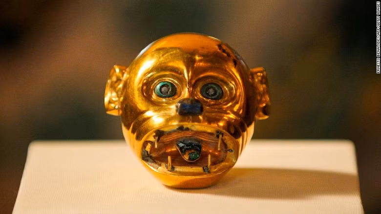 Người Moche cũng nổi tiếng trong việc chế tác những món đồ trang sức bằng vàng. Trong ảnh là một chiếc đầu khỉ được làm từ vàng.