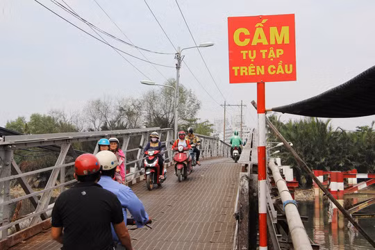 Căng thẳng hơn, ngược đường Lê Văn Lương theo hướng về đường Nguyễn Văn Linh, dù đã xuống cấp nghiêm trọng nhưng cầu Rạch Đỉa cũng có mật độ phương tiện lưu thông dày đặc. Cầy cầu này nối quận 7 và huyện Nhà Bè nên nhu cầu đi lại của người dân rất lớn.