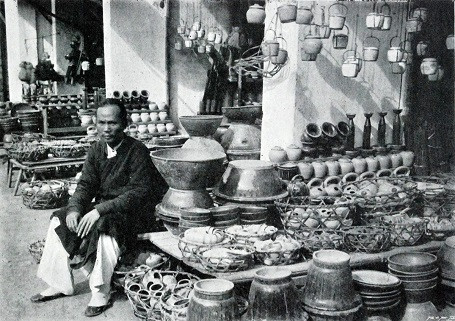 Những cửa hàng bán đồ gốm và đất nung san sát nhau trên một con phố ở Hà Nội.