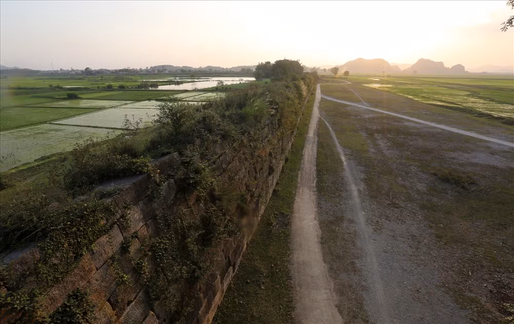 Toàn bộ mặt ngoài tường Thành nhà Hồ được ghép bằng những phiến đá xanh, xếp chồng khít lên nhau, có phiến dài tới hơn 6m, ước nặng hơn 20 tấn. Theo các nhà khoa học ước tính, tổng khối lượng đá được sử dụng ghép, xây Thành nhà Hồ khoảng 20.000m3.