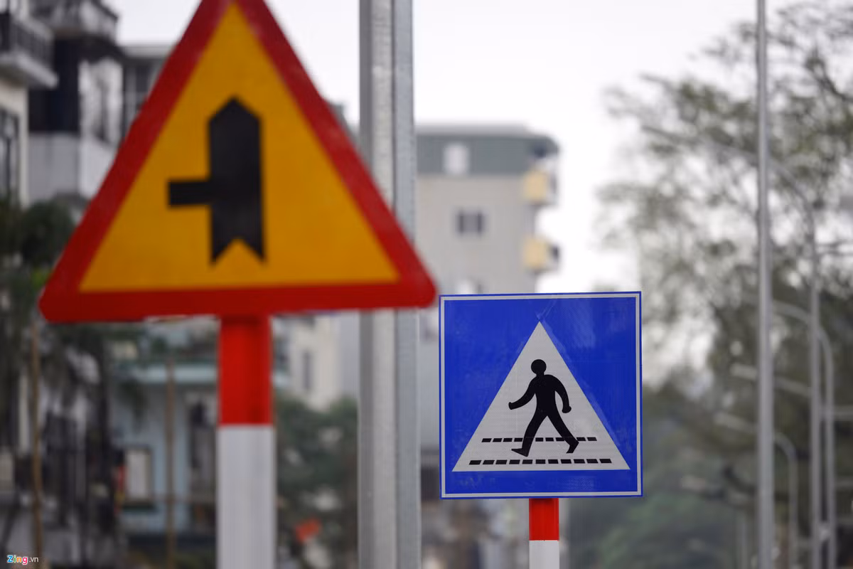 Biển cảnh báo nguy hiểm nơi giao với đường hẹp bên trái. Tuyến phố này có nhiều ngõ nhỏ.