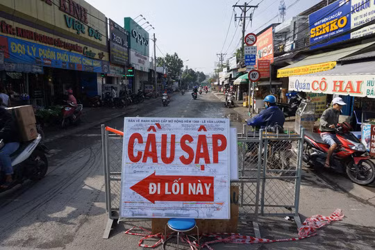 Theo một trong những lộ trình mới, người dân từ khu vực xảy ra vụ sập cầu theo đường Phạm Hữu Lầu qua Nguyễn Hữu Thọ, đến Nguyễn Bình rồi quay về Lê Văn Lương (đầu phía kia của cầu Long Kiển, thuộc xã Nhơn Đức), phải di chuyển trên quãng đường 10 km