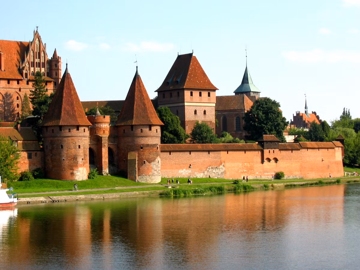 Malbork thực chất là một pháo đài được xây bằng gạch có diện tích hơn 143.570m2, lớn gấp hai lần so với tất cả các lâu đài khác ở châu Âu. Vào thời kỳ hoàng kim, khoảng 3.000 hiệp sĩ thuộc Giáo đoàn Thập tự chinh của Công giáo La Mã sống tại đây.