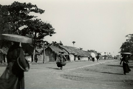 Thời xưa, phụ nữ đi chợ mua thức ăn, vật dụng gia đình... thường mang theo chiếc thúng nhỏ để đựng đồ.