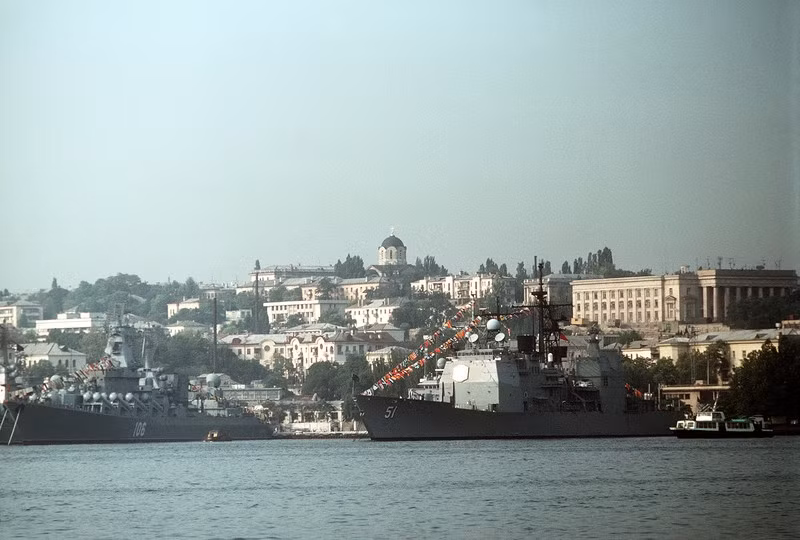 Tàu hải quân Mỹ neo đậu tại Sevastopol.