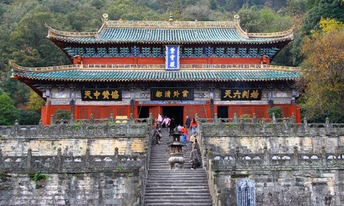 Khu phức hợp núi Võ Đang, Trung Quốc: Khu phức hợp này bao gồm các đền thờ Đạo giáo và tu viện nằm trên dãy núi Võ Đang, Hồ Bắc, Trung Quốc. Khu phức hợp núi Võ Đang được Unesco công nhận là di sản thế giới năm 1994, được coi là nơi sinh của Đạo giáo và Thái cực quyền. Ghé thăm nơi đây, du khách có thể tham quan những ngôi đền, xem các màn trình diễn võ thuật hay khám phá cảnh quan tuyệt đẹp của núi Võ Đang. Ảnh: Lim Xiu Xiu/Shutterstock.