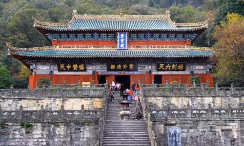 Khu phức hợp núi Võ Đang, Trung Quốc: Khu phức hợp này bao gồm các đền thờ Đạo giáo và tu viện nằm trên dãy núi Võ Đang, Hồ Bắc, Trung Quốc. Khu phức hợp núi Võ Đang được Unesco công nhận là di sản thế giới năm 1994, được coi là nơi sinh của Đạo giáo và Thái cực quyền. Ghé thăm nơi đây, du khách có thể tham quan những ngôi đền, xem các màn trình diễn võ thuật hay khám phá cảnh quan tuyệt đẹp của núi Võ Đang. Ảnh: Lim Xiu Xiu/Shutterstock.