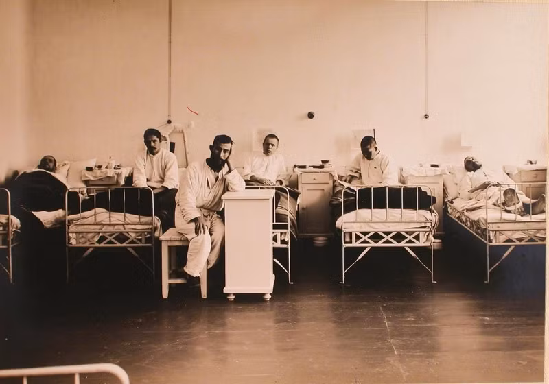 Những người lính Nga bị thương được chuyển từ chiến trường đến bệnh viện điều trị.