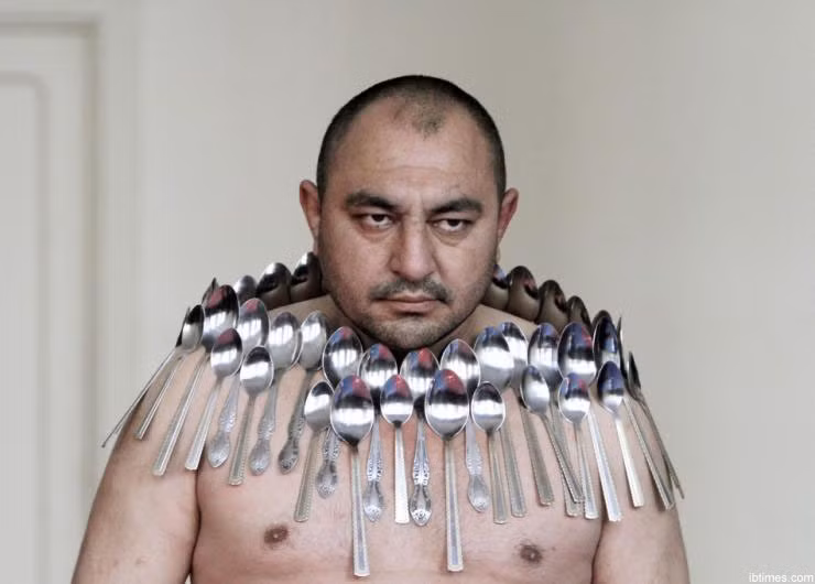 Etibar Elchiyev là một trong những người đàn ông kỳ lạ và đặc biệt nhất thế giới khi có khả năng hút 50 chiếc thìa dính vào quanh vai và ngực của mình.