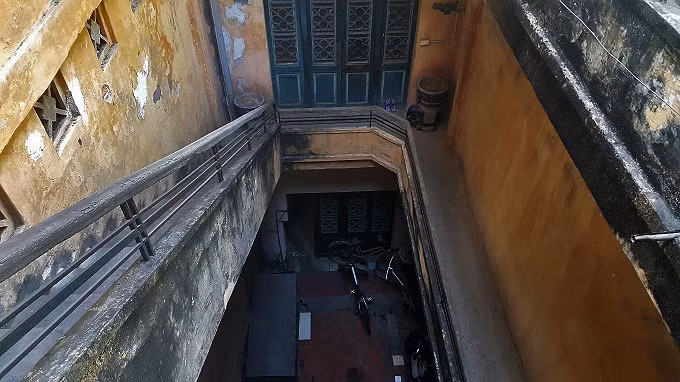 Nhà gồm hai dãy nối với nhau bằng một khoảng sân nhỏ. Ảnh: Nhật Linh