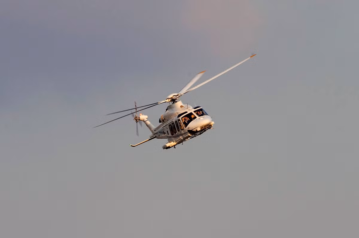 Cụ thể, năm 1986, Ronald đã dùng trực thăng bay tới sân tập thể dục của Sở Cải huấn Liên bang Pleasanton để giúp bạn gái đào tẩu khỏi nhà tù.