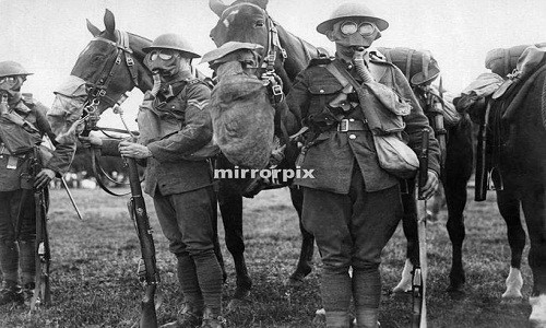 Binh sĩ Anh đeo mặt nạ phòng độc để kiểm tra hiệu quả của nó trong trường hợp xảy ra cuộc tấn công bằng vũ khí hóa học. Ảnh chụp tháng 9/1917.