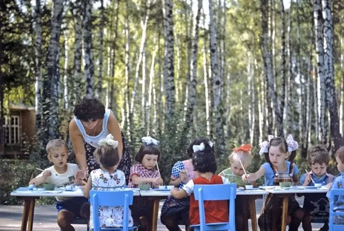 Các em nhỏ vẽ tranh ngoài trời.