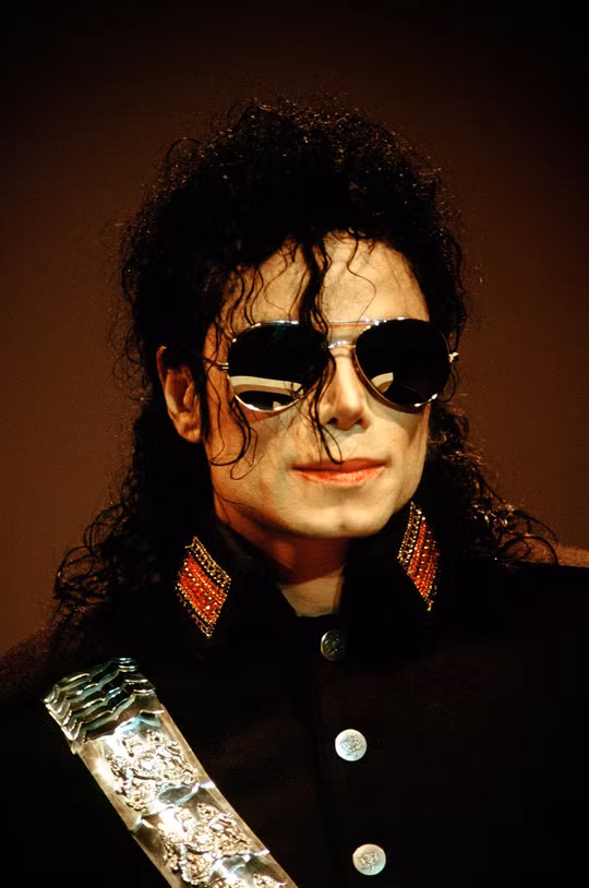Michael Jackson sinh ngày 29/8/1958 và là ông hoàng nhạc Pop nổi tiếng thế giới tuổi Tuất. Riêng năm 1984, Michael Jackson đã giành 8 giải Grammy và trở thành người gặt hái nhiều giải thưởng Grammy nhất trong 1 năm.