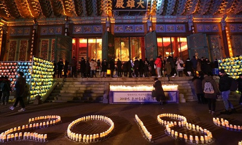 Người dân Hàn Quốc đi cầu nguyện trong đêm giao thừa. Ảnh: Reuters.