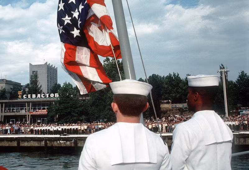 Sự kiện hai tàu của Hải quân Mỹ thăm Sevastopol thu hút sự quan tâm của mọi người. Theo đó, rất nhiều người dân đến đây để theo dõi sự kiện.