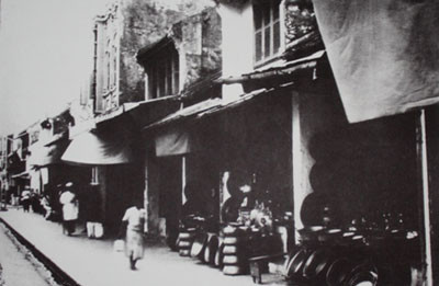 Phố Hàng Đồng nổi tiếng là địa điểm chuyên bán các vật dụng làm bằng đồng như nồi, mâm cơm...