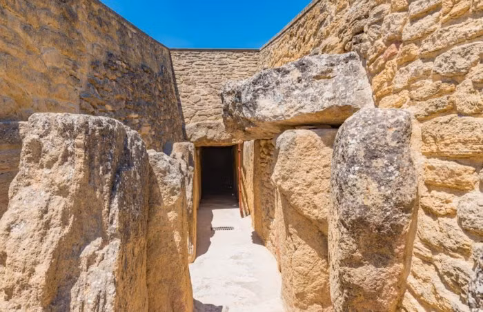 Mộ đá Antequera, Tây Ban Nha: Ngay bên ngoài thị trấn Antequera, khu mộ đá cổ ấn tượng này là một trong những công trình kiến trúc nổi bật nhất từ thời tiền sử của châu Âu và là ví dụ quan trọng nhất về chủ nghĩa Megalit châu Âu. Khu quần thể này được công nhận là di sản thế giới vào năm 2016. Được xây dựng bằng các khối đá ở thung lũng Guadalhorce trong thời kỳ đồ đá mới. Ảnh: Takashi Images/Shutterstock.