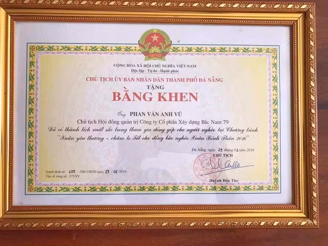 Chủ tịch Huỳnh Đức Thơ tặng bằng khen cho ông Vũ "nhôm".