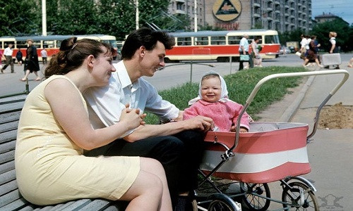 Cặp vợ chồng trẻ có những phút giây hạnh phúc bên cô con gái nhỏ.