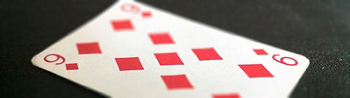 Trong khi đó, quân 9 Rô lại có cho riêng mình một truyền thuyết. Trong một thời gian dài, quân bài này được gọi là "tai họa của xứ Scotland". Các nhà sử học ghi lại rằng, chính trên lá bài 9 Rô, Công tước Cumberland (1721 - 1765) đã viết lệnh tàn sát các tù binh bị thương sau trận Culloden (1976). Một giả thiết khác nói về sự "u tối, ám ảnh" của lá bài 9 Rô, đó là trong một kiểu chơi bài cho hoàng hậu xứ Scottland - bà Marie đề xướng, 9 Rô được xem là quân bài chủ cần tìm kiếm và người dân Scottland thích chơi kiểu bài này đến nỗi nhiều gia đình tán gia bại sản, số 9 Rô từ đó còn mang nghĩa "tai họa".