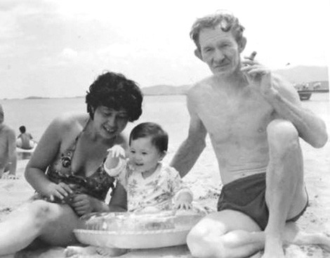 Vợ chồng Jenkins và con gái đầu lòng trên một bãi biển ở CHDCND Triều Tiên năm 1984.