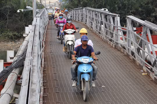 Tại cây cầu này, phần trụ bệ đỡ bê tông nghiêng ngả; những thanh thép, hành lang bảo vệ lưới thép, mặt nền cầu đều đã gỉ sét, bong tróc nham nhở... Do tĩnh không cầu thấp, các trụ cầu xuống cấp nên cầu luôn đối mặt với nguy cơ bị tàu thuyền, sà lan va phải.