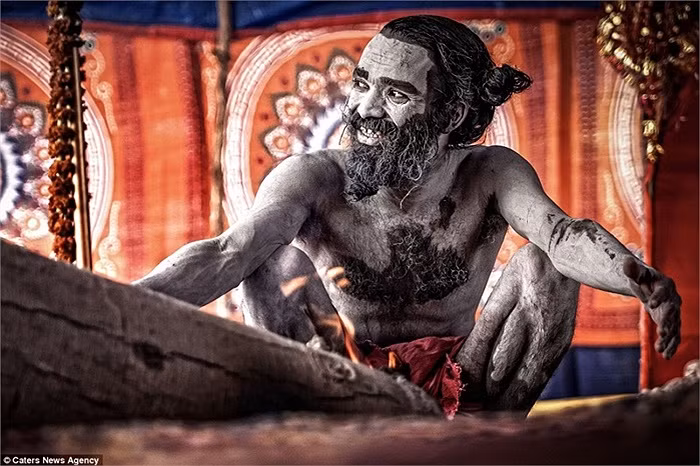 Tu sĩ người Aghori.