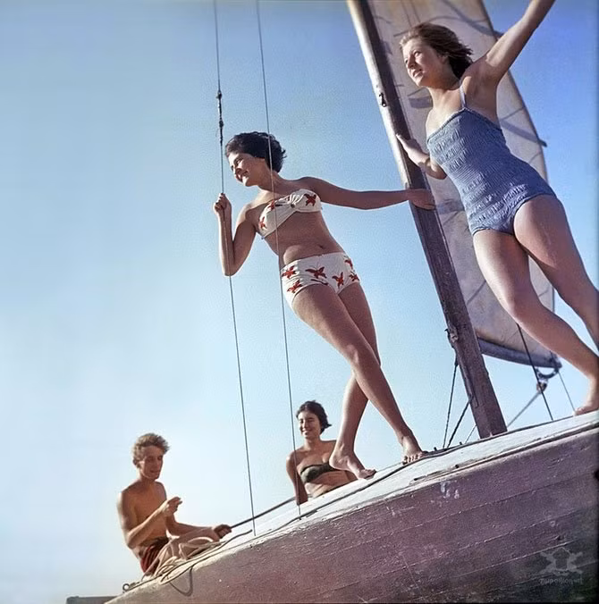 Nam thanh, nữ tú người Liên Xô tận hưởng kỳ nghỉ hè trên biển.