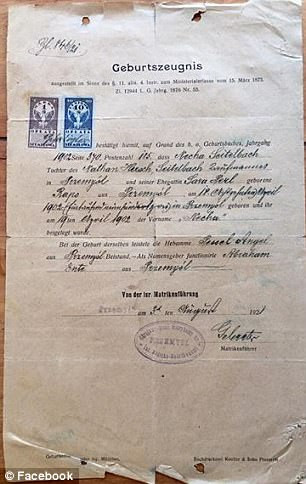 Trên một số tài liệu, người ta dễ dàng nhận thấy biểu tượng của Đức quốc xã xuất hiện trên đó.