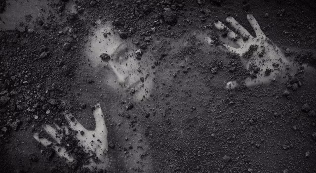 Khi hạ quan tài xuống huyệt, chị gái Dunbar bất ngờ muốn nhìn mặt em gái lần cuối. Do vậy, cô xin phép linh mục cho mở quan tài ra. Khi mở ra, Essie Dunbar bỗng nhiên ngồi dậy, mỉm cười và ôm chầm lấy chị gái.