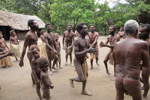 Bộ lạc Kaurna (vùng Adelaide) có “truyền thống” ăn thịt người mỗi khi bước vào mùa hè hạn hán. Theo tộc trưởng đảo Yam thì điều này sẽ giúp “trái tim mạnh lên từ bên trong”.