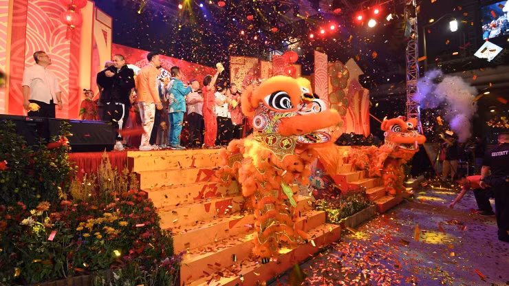 Trong dịp Tết Nguyên đán, người dân Singapore tham gia các sự kiện lớn như: Lễ hội Hoa đăng, Lễ hội Singapore River Hongbao và Lễ diễu hành đường phố Chingay.