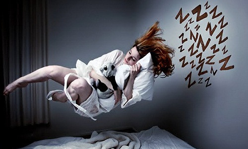 Giấc ngủ xảy ra trong từng chu kỳ từ 90 - 110 phút và được chia thành giai đoạn đầu của giấc ngủ và giai đoạn sau của giấc ngủ. Trong đó, hầu hết các giấc mơ xảy ra trong giai đoạn ngủ REM. Khi ấy, mắt của bạn có thể cử động, nhịp thở và huyết áp tăng.