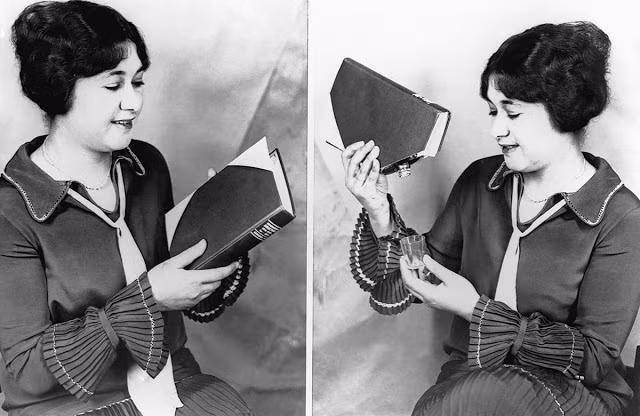 Trước lệnh cấm rượu, một số người lách luật, lén uống đồ uống có cồn bằng nhiều thủ đoạn như giấu rượu trong một cuốn sách. Ảnh chụp năm 1927.