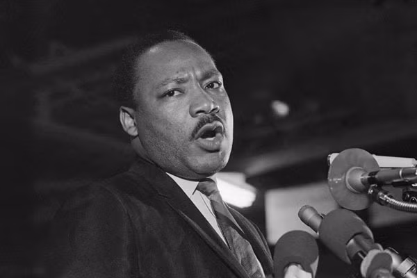 Đây là một trong những bức ảnh cuối cùng chụp mục sư Martin Luther King Jr. trước khi ông bị ám sát ngày 4/4/1968. Bức ảnh này được chụp khi ông có buổi nói chuyện ở Memphis ngày 3/4/1968. Sự kiện lịch sử mục sư Martin Luther King Jr. bị ám sát đã gây chấn động dư luận Mỹ và thế giới.