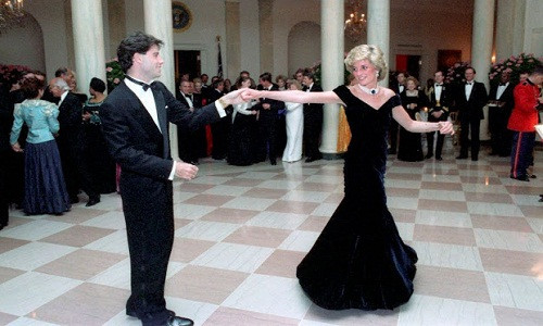 Công nương Diana đã có màn khiêu vũ duyên dáng với nam diễn viên John Travolta.