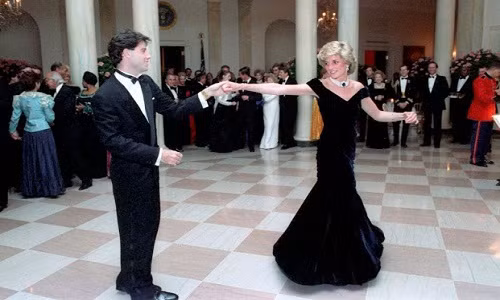 Công nương Diana đã có màn khiêu vũ duyên dáng với nam diễn viên John Travolta.