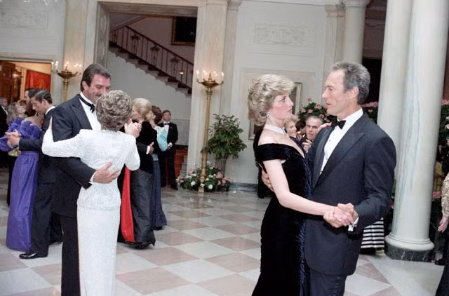 Công nương Diana duyên dáng khi khiêu vũ với Clint Eastwood trong bữa tiệc tại Nhà Trắng năm 1985.