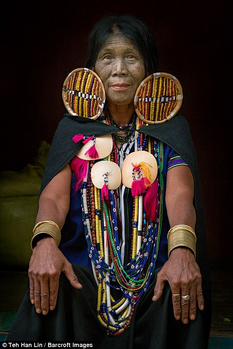 Vào thời điểm ấy, các thiếu nữ xăm mặt để trở nên xấu xí, tránh bị vua chúa thời cổ đại bắt làm nô lệ.