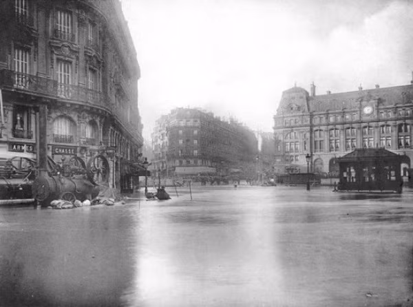 Đường phố Paris ngập sâu trong nước năm 1910.