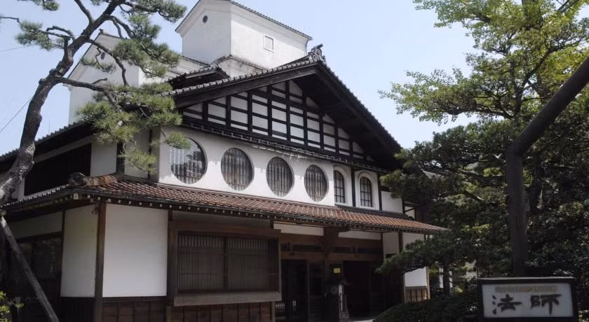 Hōshi Ryokan, Komatsu, Nhật Bản: Hōshi Ryokan là một ryokan, quán trọ truyền thống Nhật Bản, có sàn tatami, giường futon, và các món ăn địa phương. Khách sạn này được thành lập năm 717 và do 46 thế hệ của một gia đình quản lý từ khi thành lập cho đến nay. Ảnh: Daily Mail.