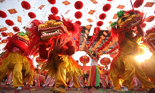 Đối với người Trung Quốc, Tết Nguyên đán là ngày lễ quan trọng nhất trong năm. Để gặp nhiều may mắn trong năm mới, người dân một số nơi tại Trung Quốc có phong tục gói sủi cảo vô cùng độc đáo.