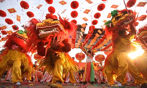 Đối với người Trung Quốc, Tết Nguyên đán là ngày lễ quan trọng nhất trong năm. Để gặp nhiều may mắn trong năm mới, người dân một số nơi tại Trung Quốc có phong tục gói sủi cảo vô cùng độc đáo.