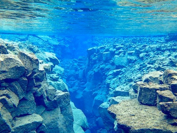 Nằm ở hồ Thingvallavatn (tây nam Iceland), rãnh Silfra được tạo bởi 2 mảng kiến tạo Bắc Mỹ và Âu-Á.