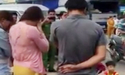 Công an bêu tên người vi phạm giữa phố. Ảnh cắt từ clip