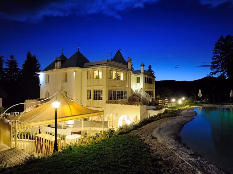 Orso Grigio, San Candido, Italy: Nằm ở trung tâm thị trấn San Candido, năm 2013, Orso Grigio đã tổ chức lễ kỷ niệm 550 năm thành lập. Khách sạn mở cửa từ năm 1300, cung cấp chỗ ở cho các thương gia và tầng lớp quý tộc. Ngày nay, khách sạn cổ mang đến những bữa ăn ngon và các kỳ nghỉ trượt tuyết cho du khách. Ảnh: Villa Orso Grigio 5 stelle.