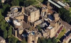 Theo đó, một số người tin rằng lâu đài Lancaster là địa điểm hãi hùng gắn liền với những vụ xét xử, tra tấn và sự chết chóc rùng rợn.